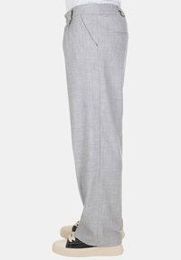Pantaloni grigi chiari, comodi e morbidi, realizzati in tessuto testurizzato. Presentano una parte frontale piatta, tasche laterali e una silhouette rilassata.