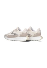 Beige sportschoenen met meshpanelen, suède accenten en een witte textuurzool, met een subtiel zwart stippenpatroon aan de zijkant.