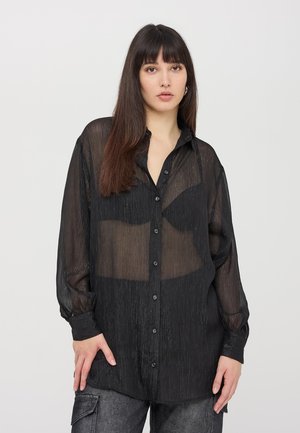 Camicia nera trasparente con bottoni, maniche lunghe, sottili righe verticali e vestibilità rilassata. Presenta un colletto classico e bottoni neri.