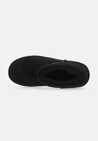 Pantofole in suede nero con interno morbido, punta rotonda e dettagli cuciti. Texture morbida e design minimalista per il massimo del comfort.