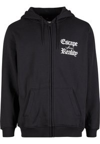 Sort zip-up hoodie lavet af blødt stof, udstyret med en frontlomme og hvid tekst, der står "Escape from Reality" på venstre bryst.