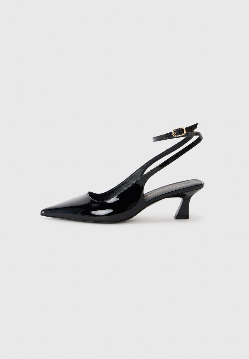 Musta kiiltonahkainen slingback-korkokenkä, jossa on terävä kärki, matala loivakiilakorko ja säädettävä nilkkahihna, jossa on kultainen solki.