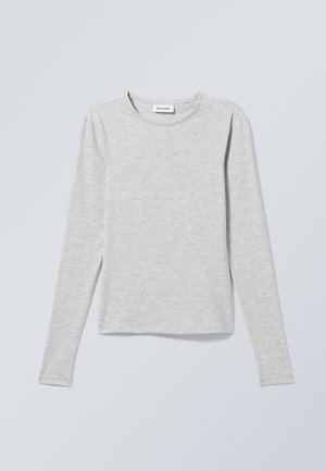 Lys grå langermet T-skjorte laget av mykt stoff, med rund hals, standard passform og minimal tekstur. Ingen synlige mønstre eller akenter.