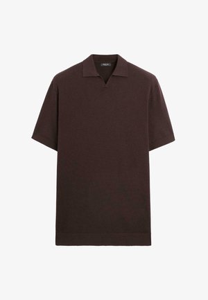 Kortærmet mørkebrun strikket polo med åben krave og ingen synlige knapper, vist på en hvid baggrund.