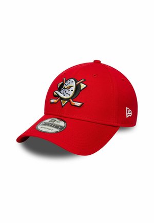Casquette de baseball rouge en tissu avec un logo brodé représentant un masque et des crosses de hockey croisées. Sangle ajustable à l'arrière.