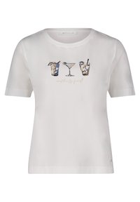 T-shirt décontracté blanc à manches courtes avec trois verres à cocktail illustrés et le texte "cocktails d'abord" en lettres dorées.