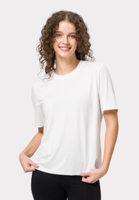 T-shirt bianco a maniche corte realizzato in tessuto liscio e leggero. Caratterizzato da un collo rotondo e una vestibilità rilassata, adatto per l'abbigliamento casual.