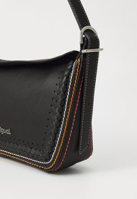 Czarna skórzana torba z plecionymi detalami, wielokolorowymi akcentami w kolorze pomarańczowym, białym i różowym oraz srebrnym metalowym wykończeniem.