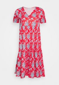 Robe florale rouge avec des manches courtes, décolleté en V et jupe à étages. Présente des motifs floraux bleus et blancs sur l'ensemble. Texture de tissu douce.