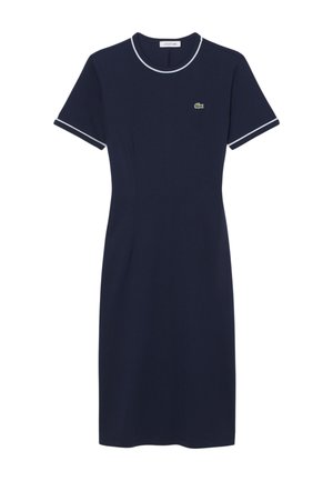 Navyblauwe jurk tot op de knie met korte mouwen, witte bies aan kraag en mouwen, en een klein groen krokodillenlogo op de borst.