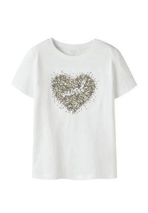 Weißes T-Shirt mit kurzen Ärmeln und einer großen Herzform aus goldenen und silbernen Pailletten, die mittig vorne angebracht ist.