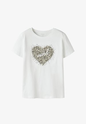 Weißes T-Shirt mit kurzen Ärmeln und einer großen Herzform aus goldenen und silbernen Pailletten, die mittig vorne angebracht ist.