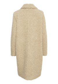 Abrigo beige de pelo sintético esponjoso con cuello y mangas largas, con un corte recto y superficie texturizada. Vista posterior muestra detalles de las costuras.