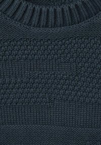 Pull en maille navy avec des motifs texturés et un col côtel é. Présente un mélange de styles de tricot pour un intérêt visuel et de la profondeur.