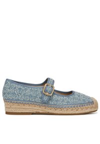 Espadrilla azzurra chiara con tessuto testurizzato, punta arrotondata, cinturino alla caviglia con fibbia dorata e suola in corda di juta naturale.