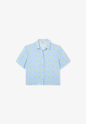 Camisa de manga corta recortada con rayas azules y blancas, que presenta patrones florales amarillos. Tejido suave, con cierre de botones en la parte delantera y cuello básico.