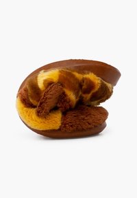 Pantofole in pelle marrone con accenti di pelliccia morbida e multicolore nelle tonalità di marrone e giallo. Forma arcuata con un aspetto morbido e strutturato.