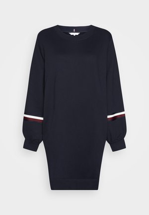 Robe-pull bleu marine à manches longues avec encolure ronde et rayures bordeaux et blanches sur les manches près des poignets