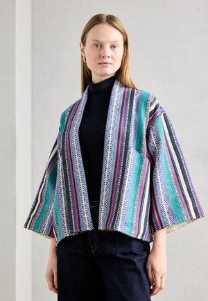 Kimono en textile multicolore avec des motifs géométriques. Dispose de larges manches, d'une ouverture devant, et d'un mélange de rayures teal, rose et bleue.