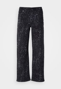 Pantalon noir à jambes larges avec motif léopard gris foncé et poches avant sur un fond clair uni.