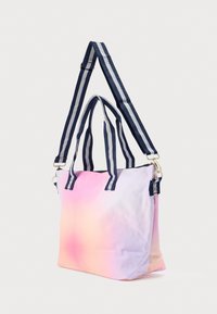 Τσάντα tote από καμβά με διαβάθμιση από ροζ σε μοβ. Διαθέτει διπλές λαβές με ναυτικό μπλε και λευκές ρίγες και ασημένια μεταλλική προσαρμογή.
