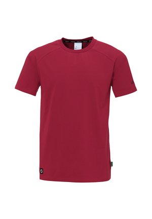 T-shirt rouge à manches courtes en tissu lisse, avec un col rond, des manches raglan et un petit logo sur la manche gauche.