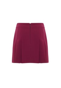 Bordeaux plissée rok met een gladde textuur, voorzien van een aansluitende tailleband en een ritssluiting aan de achterkant.