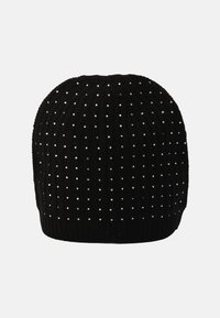 Zwarte gebreide beanie met een geribbelde structuur, versierd met kleine zilveren studding die gelijkmatig over het oppervlak zijn verdeeld.
