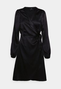 Černé zavinovací šaty s dlouhými nafouknutými rukávy, texturovaná látka, výstřih do V a uvázaným páskem. Končí nad koleny v uvolněném střihu.