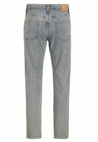 Jeans de mezclilla azul claro con un diseño de pierna recta, cinco bolsillos y un parche de cuero en la cintura. Costuras visibles a lo largo de las uniones.