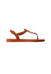 Sandale plate marron avec des fines lanières et une petite boucle, conçue pour un usage décontracté.
