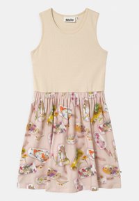 Beżowa sukienka bez rękawów z marszczoną różową spódnicą ozdobioną kolorowymi nadrukami lodów na patyku w formie kwiatów.