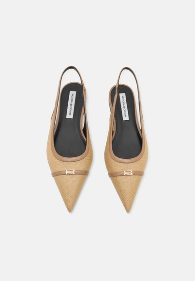 Scarpe beige con cinturino alla caviglia, caratterizzate da una punta affusolata, una tomaia in tessuto testurizzato e un sottile cinturino con accentuazione metallica. Soletta nera.
