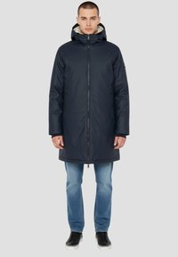 Cappotto invernale lungo blu navy con cappuccio, chiusura con zip e tasche laterali, progettato con una superficie esterna liscia e una calda fodera interna.
