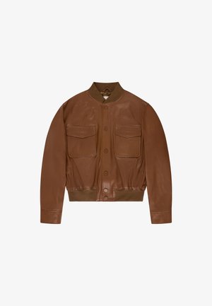 Blouson aviateur en cuir marron avec boutons-pression sur le devant, deux poches à rabat sur la poitrine, col, poignets et taille côtelés.