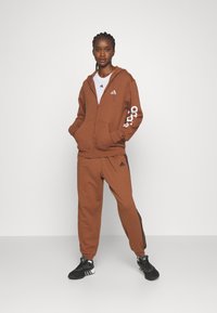 adidas Sportswear ESSENTIALS LINEAR FULL-ZIP - Mikina so zipsom - preloved brown/white