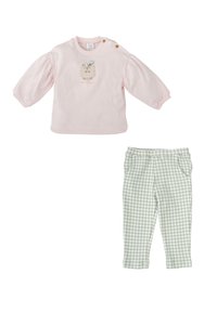 Haut rose à manches longues avec manches bouffantes et détails brodés, associé à un pantalon à carreaux verts et blancs, doté de poches latérales.