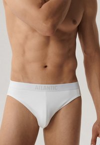 Białe majtki z elastycznym pasem z logo "ATLANTIC"; gładka tekstura; dopasowany krój; minimalistyczny kształt.