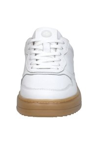 Weißer Sneaker mit weißen Schnürsenkeln, Obermaterial aus Leder und dicker hellbrauner Gummisohle, von vorne auf weißem Hintergrund gesehen.