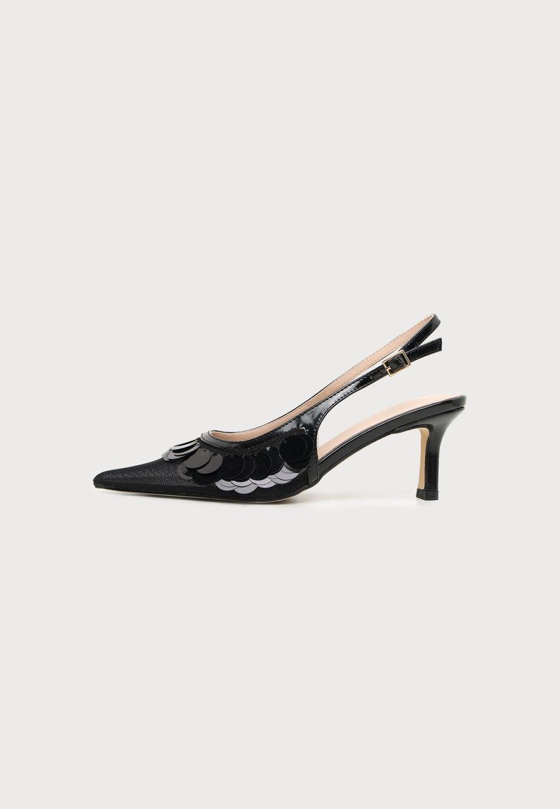 Chaussure slingback noire pointue avec talon de hauteur moyenne et grands sequins noirs brillants sur le devant.