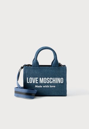 Geantă mică de mână din denim albastru, cu mâner scurt și curea de umăr detașabilă, cu inscripția „LOVE MOSCHINO Made with love” imprimată alb pe față.