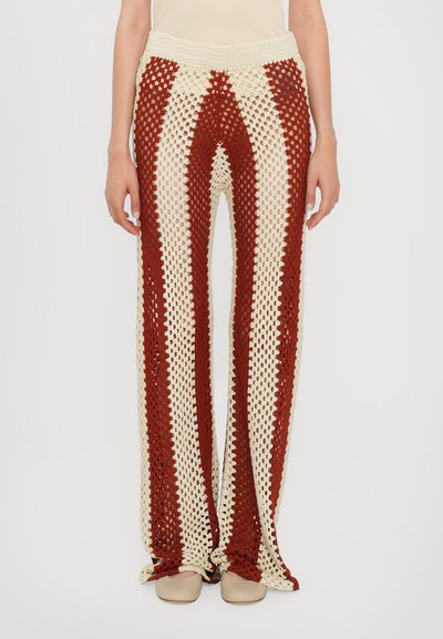 Pantaloni all'uncinetto con righe verticali in rosso scuro e crema, design leggero e a gamba larga, con una struttura tessuta a maglia aperta e textured.