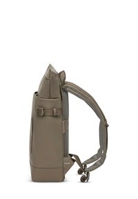 Dunkelbeige Rucksack mit einem schlanken Design, ausgestattet mit einem oberen Deckel, verstellbaren Trägern, Netzpolsterung und einer seitlichen Tasche mit Reißverschluss.