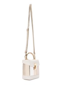 Piccola borsa a mano con forma strutturata, texture bianche e dorate metalliche, manico superiore, tracolla staccabile e chiusura con gancio dorato.