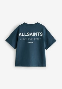Tamsiai žalia medvilnės marškinėliai su balta užrašu: "ALLSAINTS" ir japoniškais simboliais, žodžiu "LONDON" po juo. Trumpomis rankovėmis ir laisvu kirpimu.