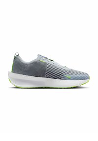 Zapatilla deportiva ligera con parte superior de malla gris, acentos en verde neón y suela blanca texturizada. Presenta un material transpirable y cierre de cordones.