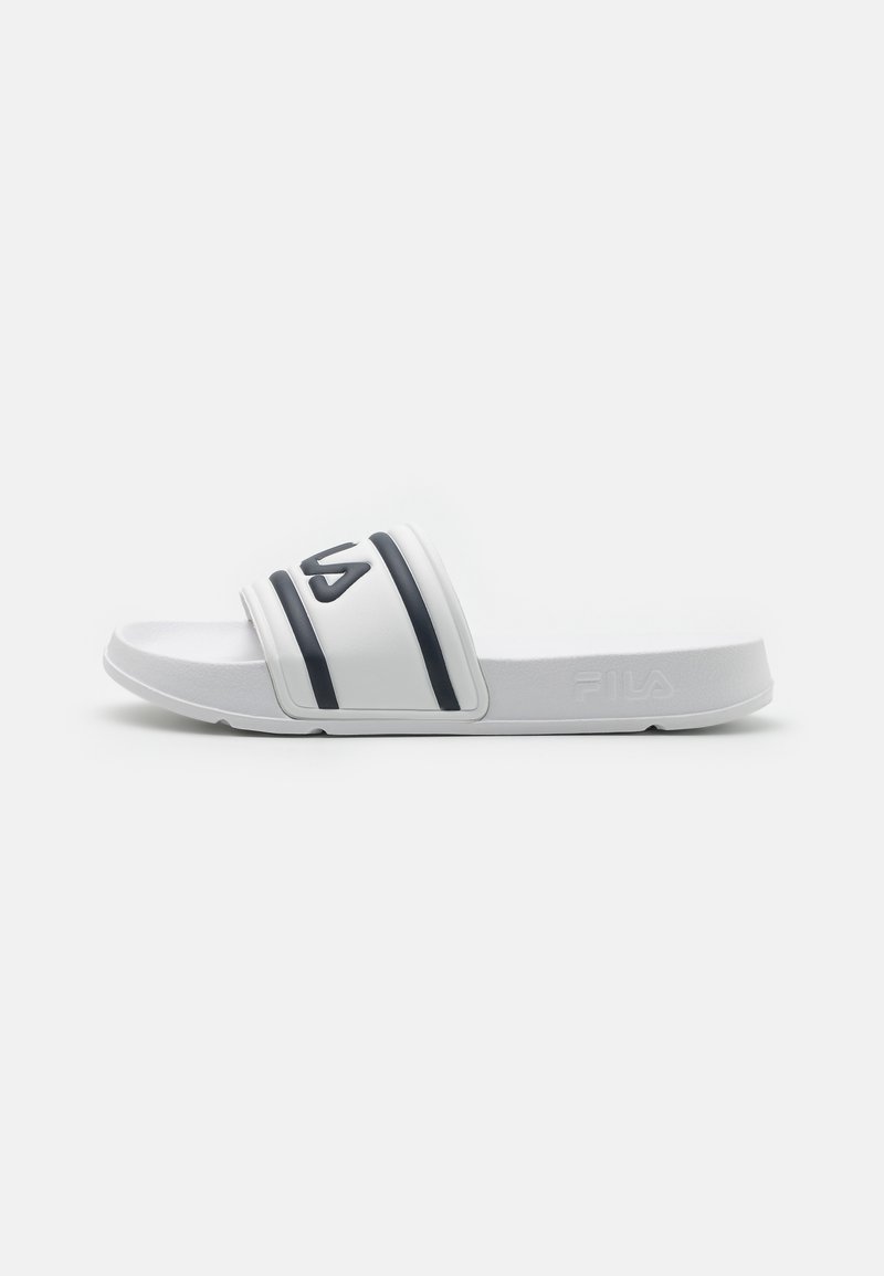 Sandalo bianco con strisce blu, in materiale gommoso, design aperto sulla punta e logo Fila sulla fascia. Suola piatta e tacco leggermente rialzato.