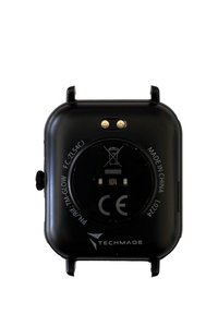 Orologio intelligente nero con design quadrato. Presenta bordi arrotondati, una porta di ricarica circolare e accenti metallici. Le marcature includono CE e il logo del marchio.