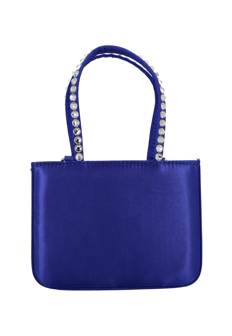 Borsa in satin viola con borchie argentate decorate lungo i manici. Forma rettangolare e texture liscia, con chiusura a cerniera.