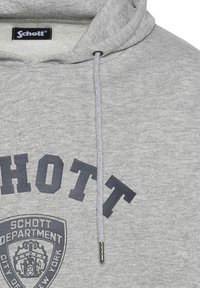 Sudadera gris con un bolsillo tipo canguro en el frente, cordón plateado y texto y logo en azul oscuro. Fabricada con un tejido suave y texturizado.